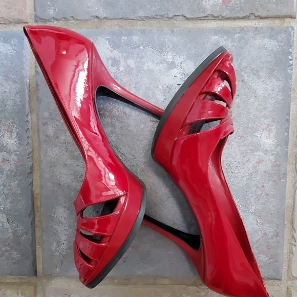 Red Gianni Bini heels - Picture 2 of 4